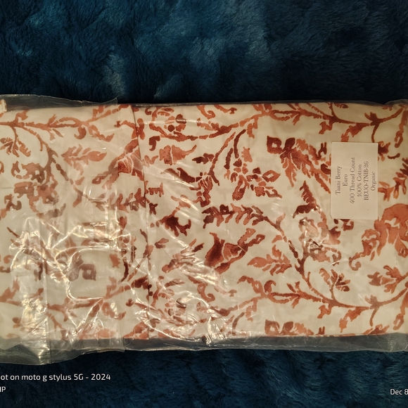 🔥BNWT🔥John Robshaw Textiles Berry and White Euro Sham 24" X 24" - Picture 6 of 6